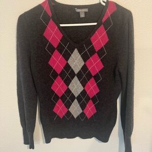 Cashmere Women’s Argyle V-neck Sweater in gray and pink